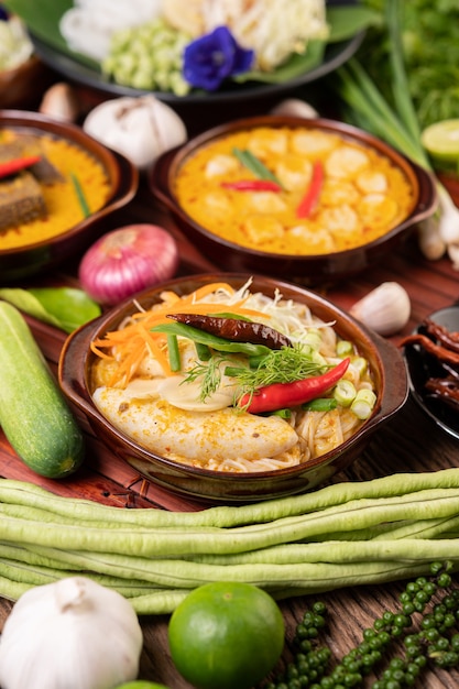 Rice noodles, red curry with meatballs, with dried chilies, basil, cucumber and long beans