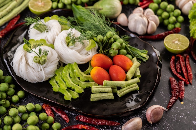 Free photo rice noodles and side dishes.