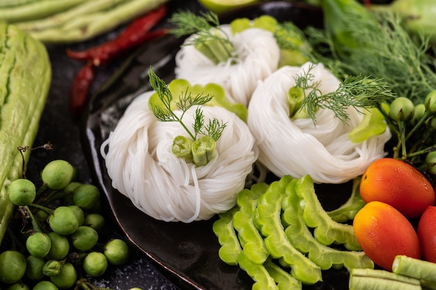 Free photo rice noodles and side dishes.