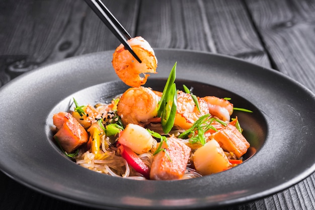Бесплатное фото Рисовая лапша с креветками и овощами