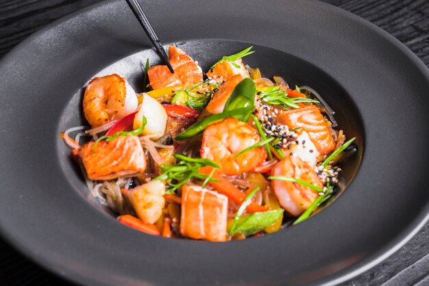 Rice noodles with shrimps and vegetables