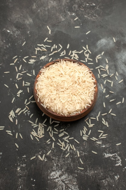 Free photo rice rice in the bowl on the dark table