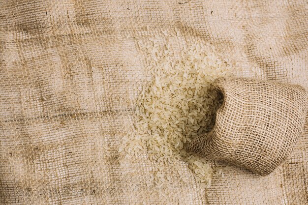 袋からこぼれた米