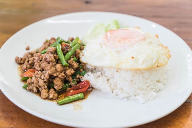 炒めた豚肉とバジルを炒めたライス