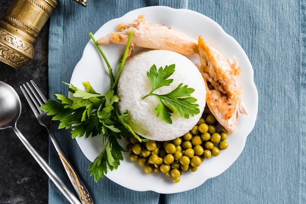 Foto gratuita riso con petto di pollo e piselli