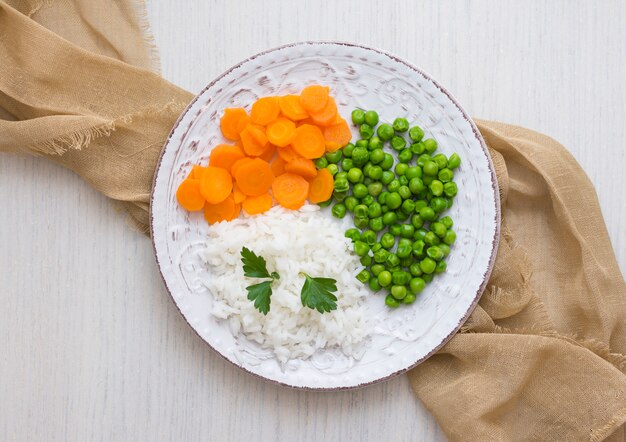 野菜とパセリの布皿にご飯