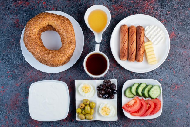 Ricco tavolo per la colazione con varietà di cibi.