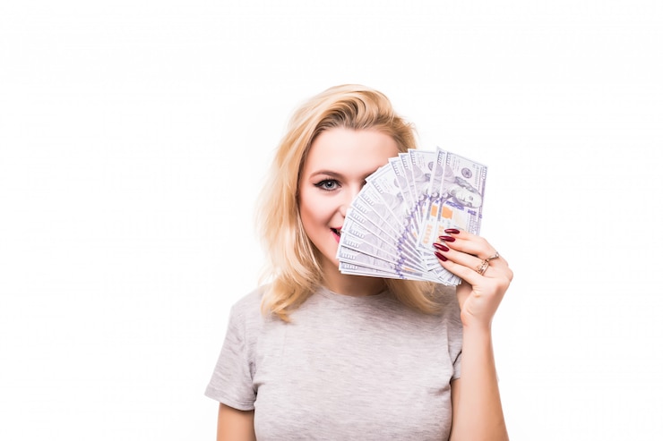 無料Photo 金持ちの女性はかわいい顔をお金で覆います