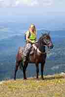 Foto gratuita cavaliere a cavallo nelle montagne