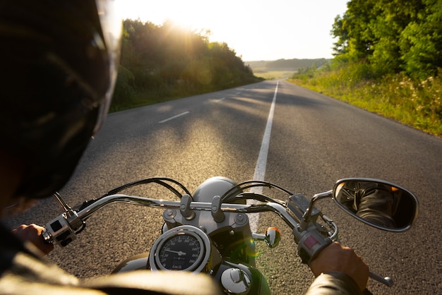 Бесплатное фото Вид гонщика с мотоцикла на открытом воздухе