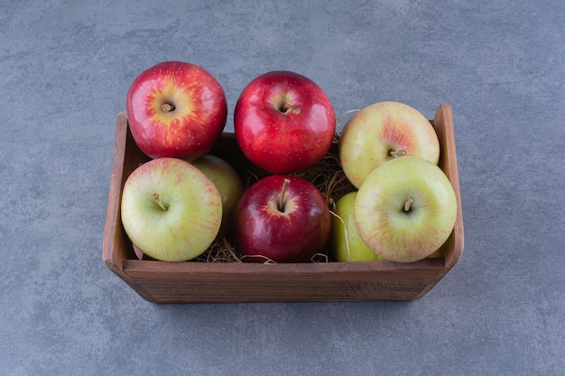 대리석 테이블에 상자에 익은 사과.