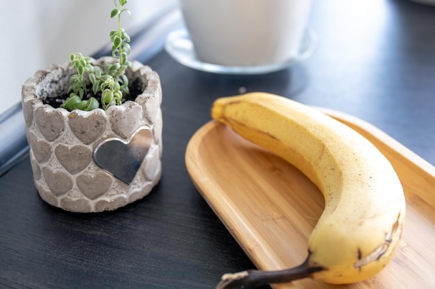 Foto gratuita banana matura sul primo piano del tavolo della cucina