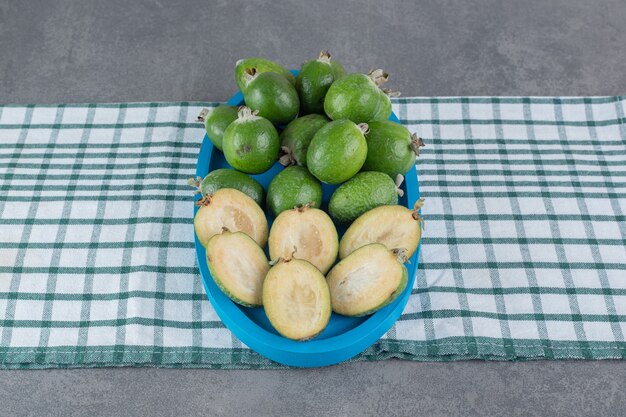 블루 접시에 익은 feijoa 과일. 고품질 사진