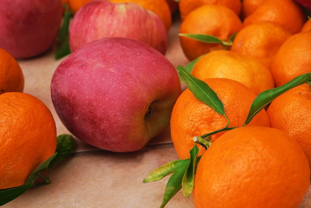 Primo piano di frutti maturi messa a fuoco selettiva consegna di frutta dal mercato degli agricoltori cibo sano agrumi e mele sul tavolo