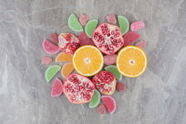 大理石の表面に砂糖漬けの果物と熟した果物