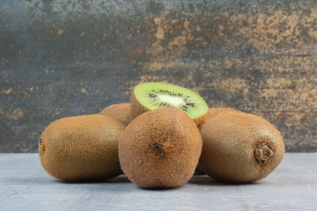 Free photo ripe kiwi fruits on stone table