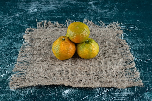 Frutti maturi del mandarino sulla tavola di marmo.