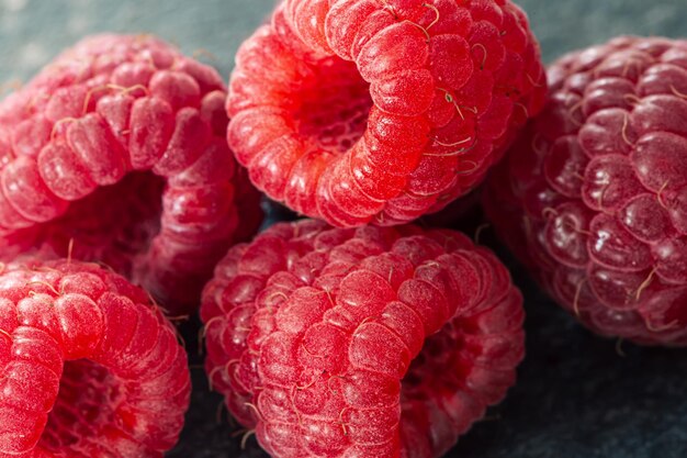 Foto gratuita lamponi maturi macro shot messa a fuoco selettiva sullo sfondo della frutta