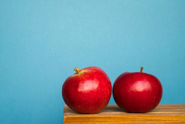 テーブルの上の熟した赤いリンゴ