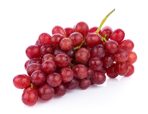 Спелый красный виноград, изолированные на белом фоне