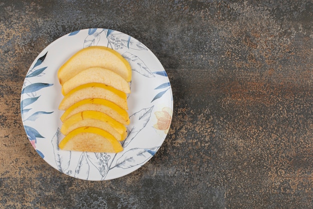 Free photo ripe sliced quince on colorful plate