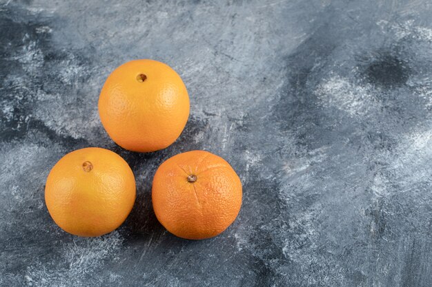 Free photo ripe tasty oranges on marble table.