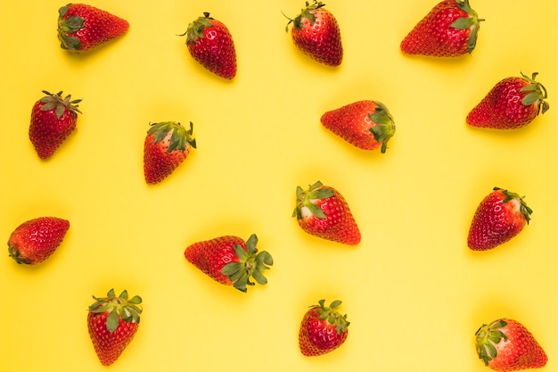 Free photo ripe tasty strawberries on yellow background