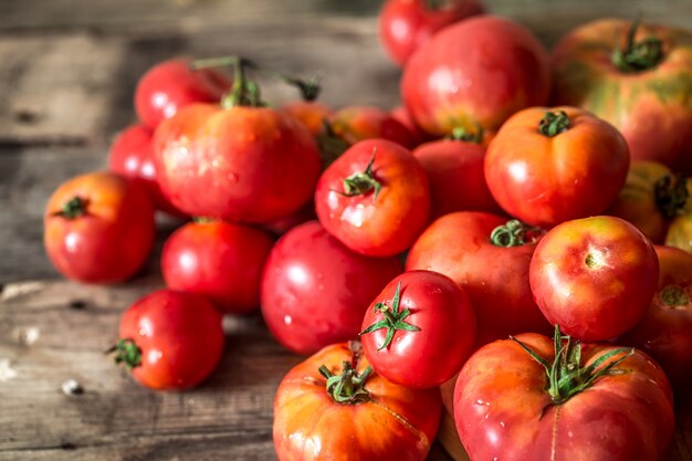 木製の背景に熟したトマト