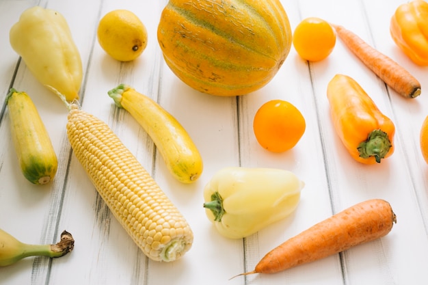 熟した黄色とオレンジの野菜