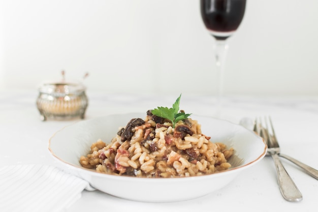 Foto gratuita risotto con funghi e foglie di coriandolo