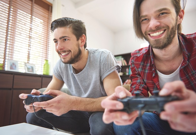 Free photo rivalry 
between friends in front of tv