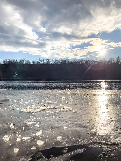 이른 봄의 강은 강에서 얼음이 녹습니다.