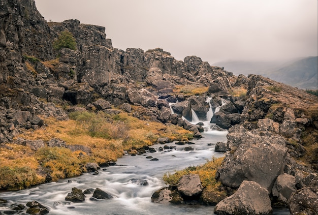 アイスランドのシンクヴェトリル国立公園で捕獲された岩を流れる川