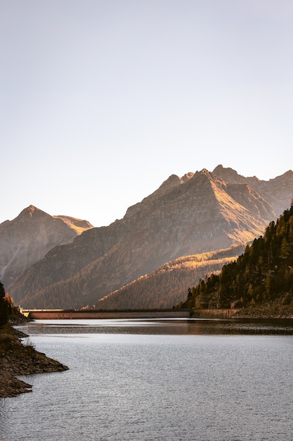 Foto gratuita fiume e catena montuosa