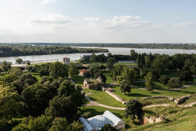 Бесплатное фото Река, проходящая через территорию с множеством деревьев