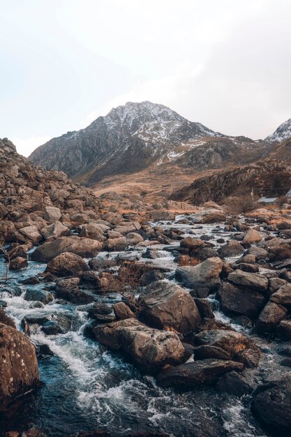 スコットランドの高地の川と岩