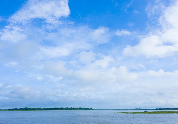 Free photo river with white beautiful cloud on blue sky