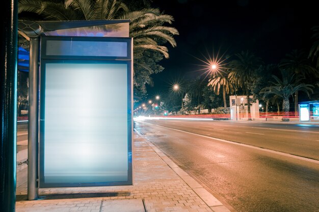 현대 도시 광고 라이트 박스에서 도로 차 빛을 산책로