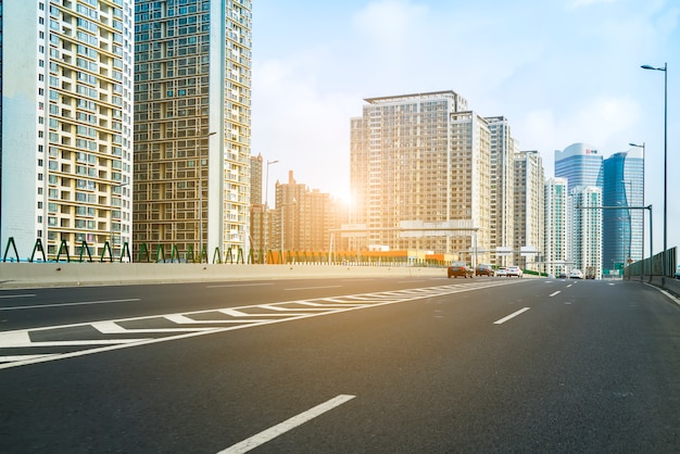 道路と街の景色