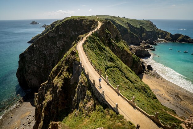 дорога на скалах над океаном, снятая на острове Херм, Нормандские острова