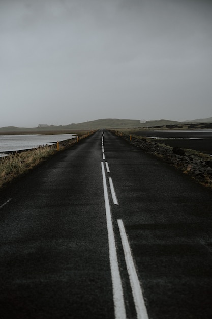 Foto gratuita strada in una giornata nuvolosa