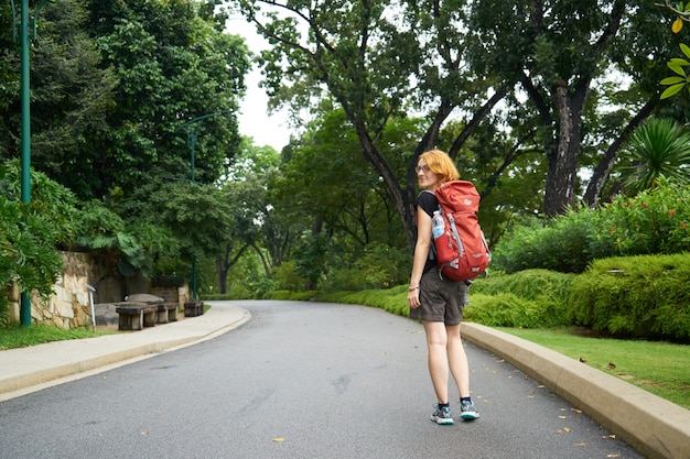 道路幸せな公園のバックパックの春