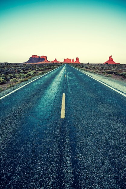 특별한 사진 처리가있는 Road To Monument Valley