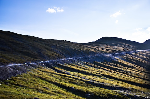 Strada su una montagna visto da lontano