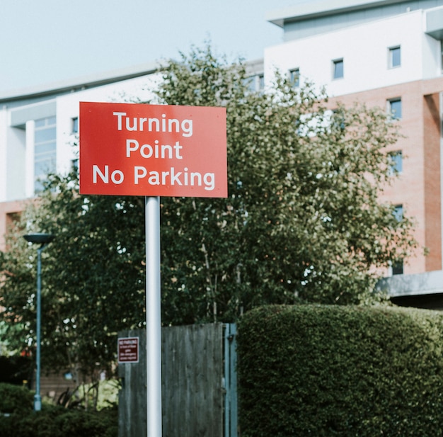 Free photo road sign for turning point and no parking