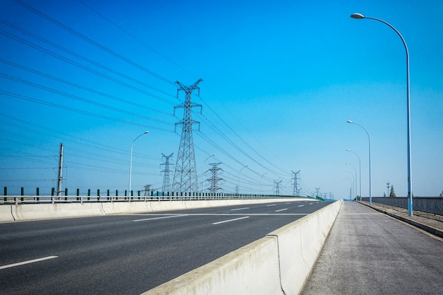 道路と空