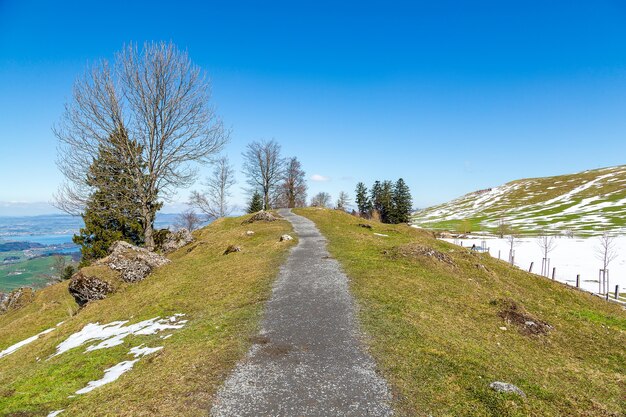 Foto gratuita strada che porta a casa lungo il mare