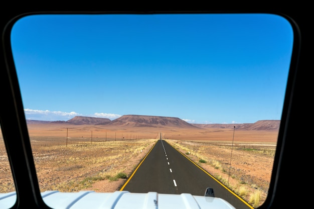 Spitzkoppe 산으로가는 길. Spitzkoppe는 Swakopmund Namib 사막-나미비아에 위치한 대머리 화강암 봉우리 그룹입니다.