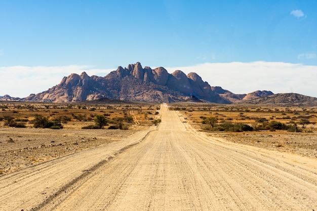Spitzkoppe 산으로가는 길. Spitzkoppe는 Swakopmund Namib 사막-나미비아에 위치한 대머리 화강암 봉우리 그룹입니다.