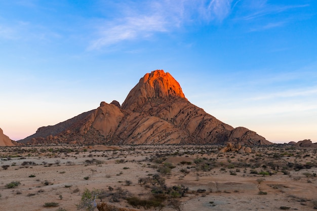 Spitzkoppe 산으로가는 길. Spitzkoppe는 Swakopmund Namib 사막-나미비아에 위치한 대머리 화강암 봉우리 그룹입니다.